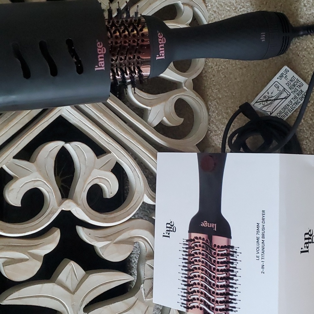 Lange LeVolume 2-in-1 titanium brush dryer. Customizable settings